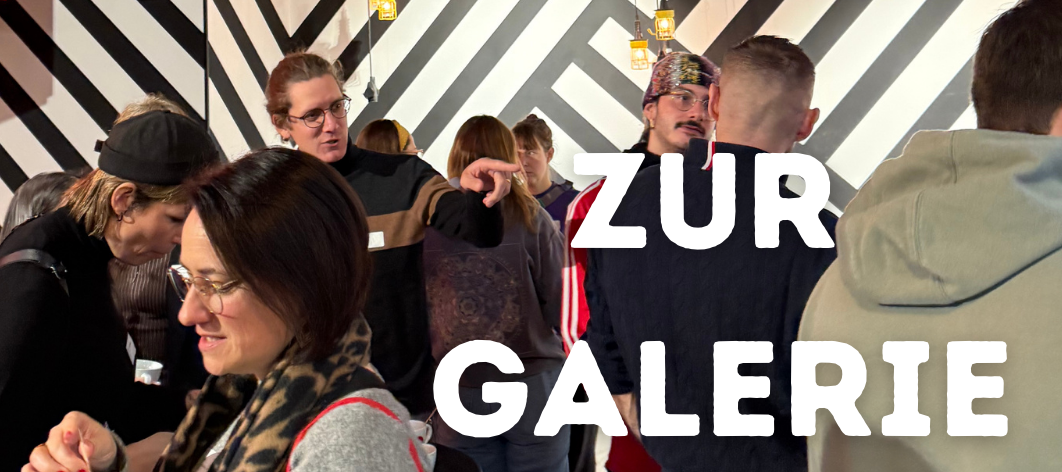 Mann* zeigt auf den Schriftzug "zur Galerie"