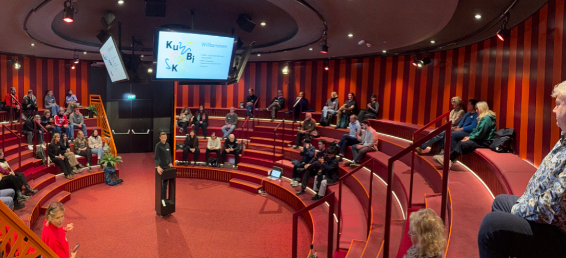 Fischaugenaufnahme der Manege mit vielen Gästen der Veranstaltung