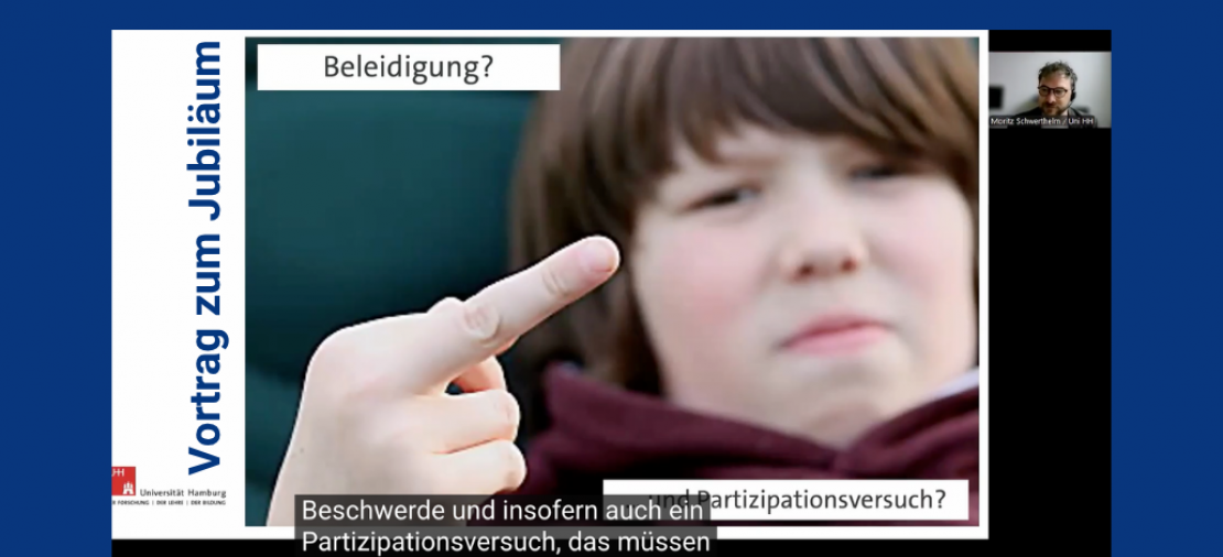 ein junger Mensch zeigt den ausgestreckten Mittelfinger - dazu die Frage: Beleidigung und/oder Partizipationsversuch?